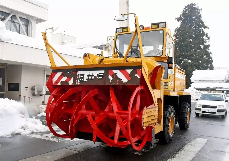 大雪の福井県嶺北 嶺南から除雪車