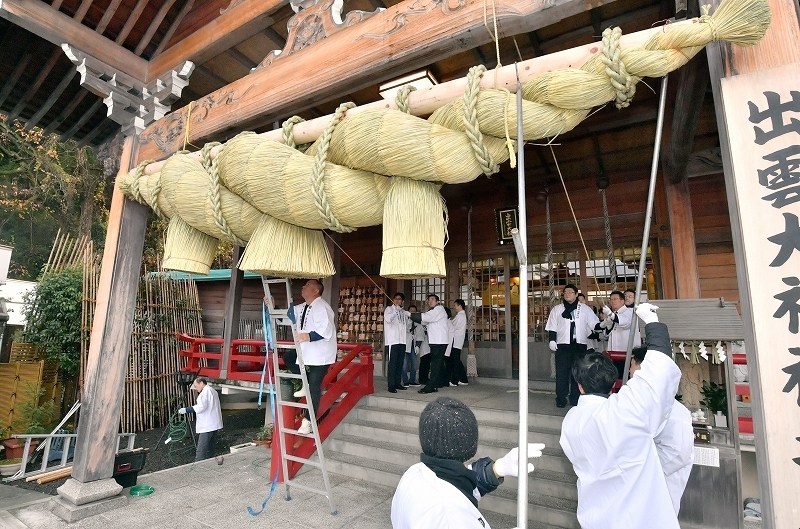 重さ800kg 大しめ縄を新調