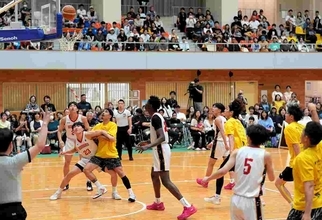 北陸高校出身Bリーガーが母校の現役選手と真剣勝負　松本健児リオン選手や篠山竜青選手らバスケ「ドリームマッチ」　福井県大野市