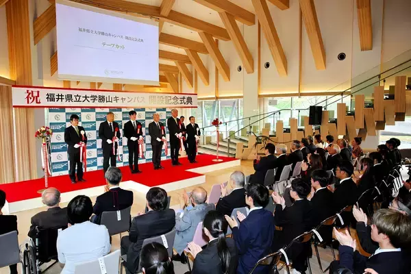 全国初の恐竜学部、メインとなる勝山キャンパスがオープン　福井県立大、恐竜の背骨イメージしたホールで式典