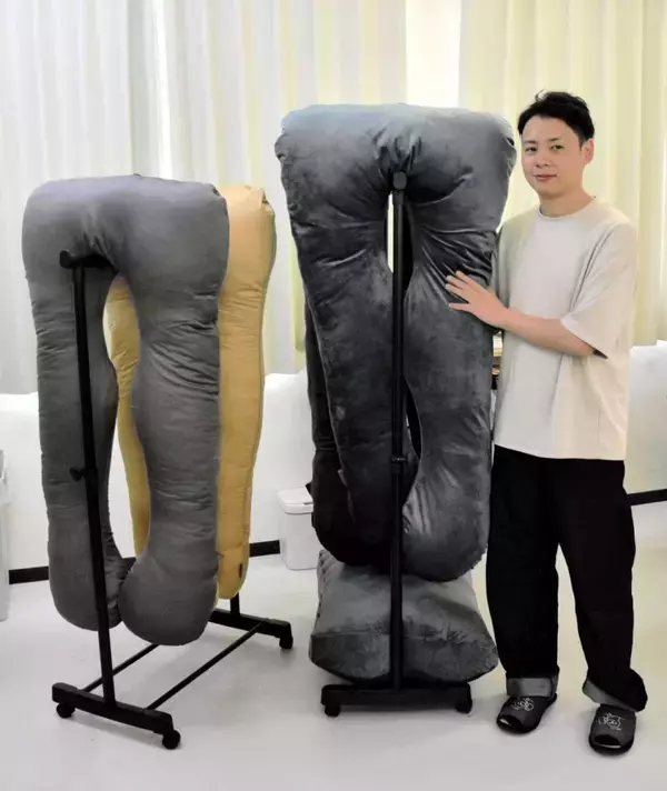 福井発の抱き枕、販売20万個超えの人気ぶり…サンリオとのコラボ製品も　「ハグモッチ」、理想の寝る姿勢をキープ