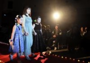 ランウェイで輝くシニア　ファッションショー、自作の洋服で孫と出演　福井市