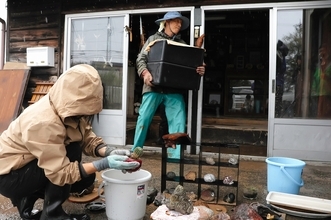 浸水被害の福井県坂井市で災害ボランティア活動始まる　ごみの運び出しや床の拭き掃除
