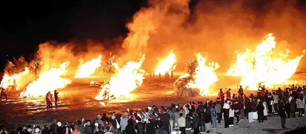 ご神体から燃え上がる巨大炎…勝山左義長まつりフィナーレ　福井県勝山市で「どんど焼き」　