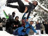 「酔いが回ると突然開始…雪山の斜面に男性を放り投げ　福井県鯖江市の奇祭」の画像1