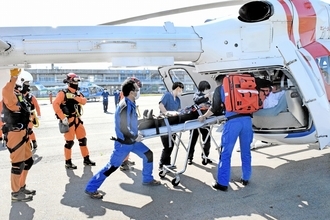 防災ヘリからドクターヘリ「空の救急」引き継ぎ確認　福井県の福井空港で医師や航空隊員訓練