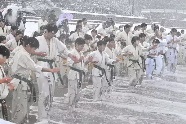 雪降る中、はだしで突きや蹴り…涙にじませる子どもも　福井県坂井市で空手寒稽古
