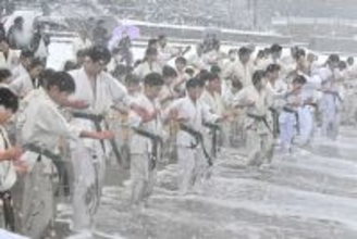 雪降る中、はだしで突きや蹴り…涙にじませる子どもも　福井県坂井市で空手寒稽古