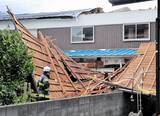 「福井県内で強風…敦賀の空きアパートの屋根が吹き飛ぶ　4月4日、各地でイベント中止相次ぐ　5日の天気は」の画像1