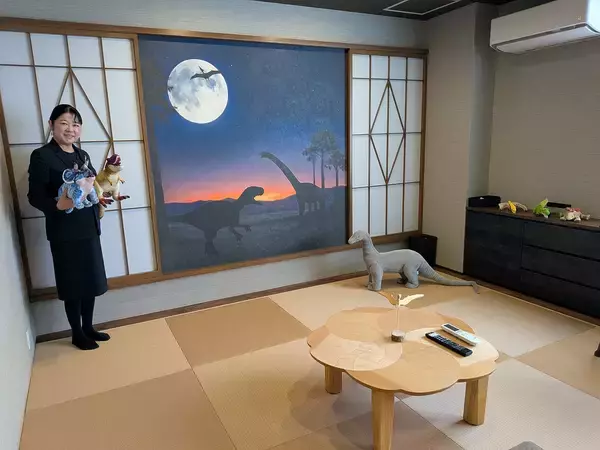 恐竜と過ごす旅館和室3月1日オープン　壁紙やフィギュア、ぬいぐるみ　福井県あわら温泉旅館「長谷川」