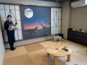 恐竜と過ごす旅館和室3月1日オープン　壁紙やフィギュア、ぬいぐるみ　福井県あわら温泉旅館「長谷川」