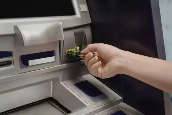 みずほ銀行の全ATM、今夜からあす夕方に休止　コンビニからのカード利用も