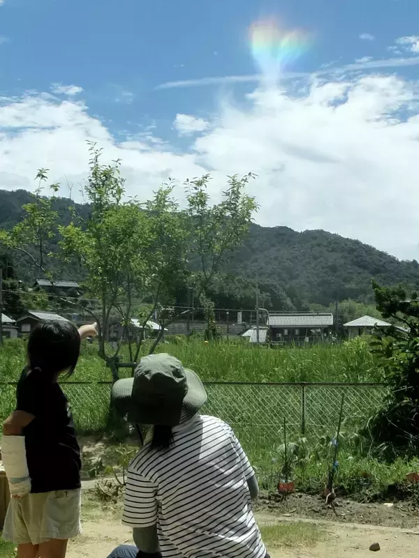 虹色に染まったハート形の雲、園児が気付く　「環水平アーク」の可能性　福井県若狭町
