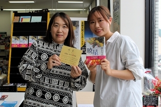 作家の湊かなえさん笑顔…全国5件に選ばれた「新型サイン会」　福井県で読者が手渡したものは