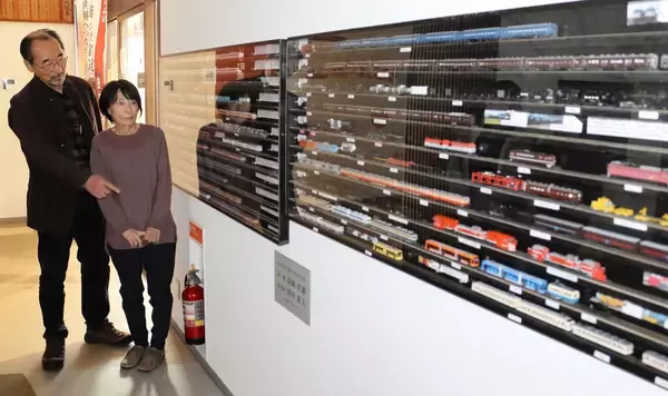 鉄道模型コレクターだった夫の形見が駅構内案内所で展示　蒸気機関車や特急雷鳥、寝台特急　福井県南越前町今庄