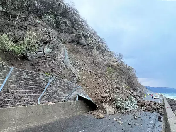 越前・河野しおかぜラインで土砂崩れ、全線通行止め　福井県南越前町、防護柵が20メートル破損
