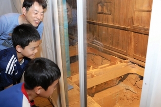 「今しか見られない」丸岡城天守の床板外した基礎部分　福井県坂井市で進む大規模保存修理工事