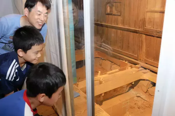 「今しか見られない」丸岡城天守の床板外した基礎部分　福井県坂井市で進む大規模保存修理工事