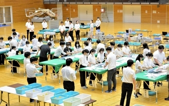 越前市議会議員選挙、22人の顔ぶれ決まる　前田利隆氏がトップ当選　現職2人と新人2人が涙