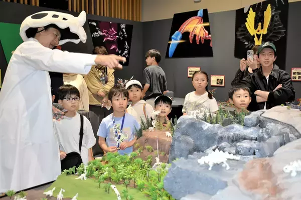 食玩「ほねほねザウルス」生みの親と交流、人だかり　福井県立恐竜博物館で開催中の展覧会2万人突破でイベント