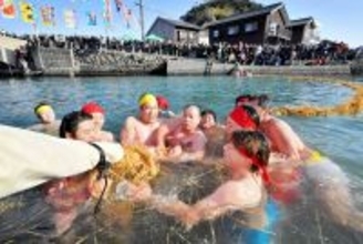 400年続く無形民俗文化財…水中綱引き、豊漁願う　大綱を豪快に引きちぎる　福井県美浜町