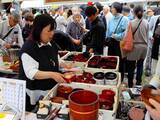 「「越前漆器まつり」開幕、買い物客あふれ　福井県鯖江市、絵付けや箸作りの体験コーナーも」の画像1