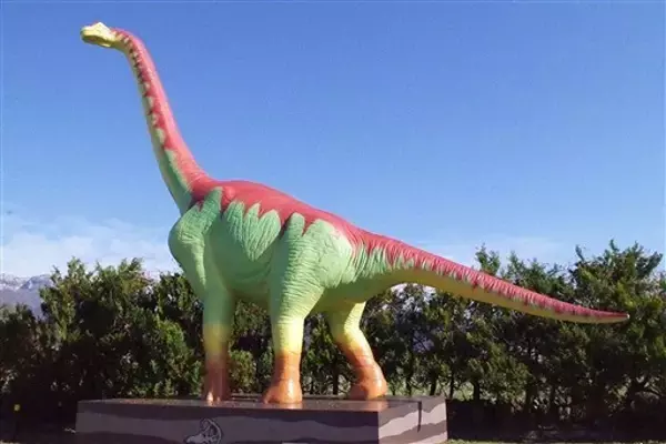 恐竜モニュメントが変身、観光客を出迎え　カラフルに塗り替え　福井県勝山市