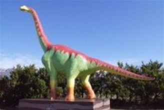 恐竜モニュメントが変身、観光客を出迎え　カラフルに塗り替え　福井県勝山市