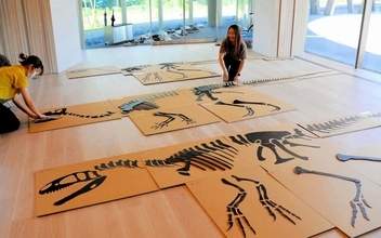 恐竜の全身骨格、実物大5メートルのパズル教材に　福井県立大恐竜学部が共同開発、フクイラプトルなど3種を再現