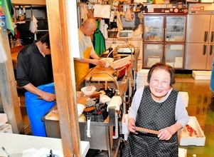 福井の鮮魚店、「看板おばあちゃん」は笑顔はじける90歳　てきぱき応対、健康の秘訣は…