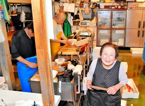 福井の鮮魚店、「看板おばあちゃん」は笑顔はじける90歳　てきぱき応対、健康の秘訣は…