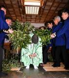 「神主役の男性を力いっぱい柴でたたく神事　豊作豊漁や商売繁盛を願う　福井県高浜町」の画像1
