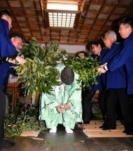 神主役の男性を力いっぱい柴でたたく神事　豊作豊漁や商売繁盛を願う　福井県高浜町