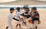「地震と豪雨被害、能登の子どもと学童野球で交流　福井市のチーム　こまつドームで親睦深める」の画像1