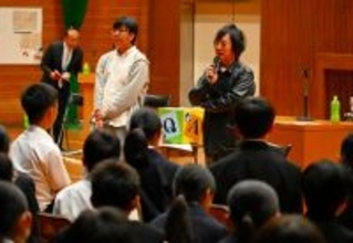 なぜ「ラムネ瓶のなか」なのか…人気ライトノベル作者が福井の中学生に語ったこと　「千歳くんはラムネ瓶のなか」の裕夢さん講演