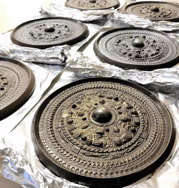 本物みたい…古墳時代の銅鏡かたどったチョコレート作り教室をバレンタイン前に開催　福井市立郷土歴史博物館