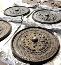 本物みたい…古墳時代の銅鏡かたどったチョコレート作り教室をバレンタイン前に開催　福井市立郷土歴史博物館