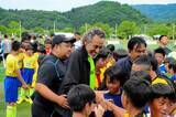 「ラモス瑠偉さんと橘ケンチさん、フットサル児童にエール　福井で「EXILE CUP」北信越予選」の画像1