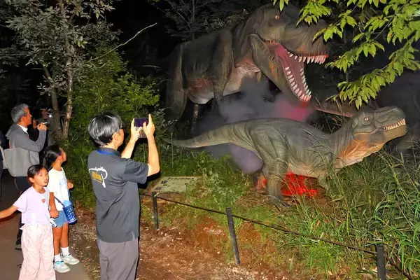 夜の森で迫力の恐竜体験を…「ディノパーク」夜間営業スタート　福井県勝山市、巨大昆虫冒険ツアーも