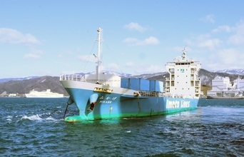 無人コンテナ船が日本海270km自動航行　福井県から鳥取県の港へ、係留ロープはドローン担当