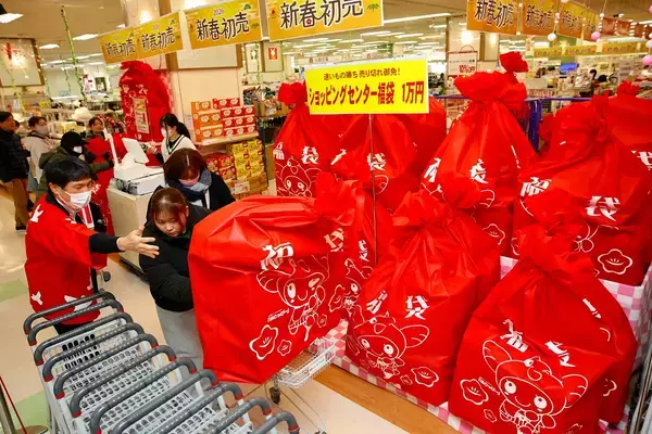 お得な福袋や食品はどれ？…初売り「福」求めにぎわい　福井のベル、西武福井店などは1月2日から