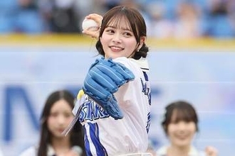 白ミニスカふわり…美女の“ガチ投球”にファン興奮　豪快足上げからノーバウンド投球
