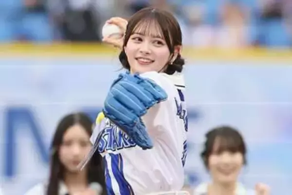 白ミニスカふわり…美女の“ガチ投球”にファン興奮　豪快足上げからノーバウンド投球