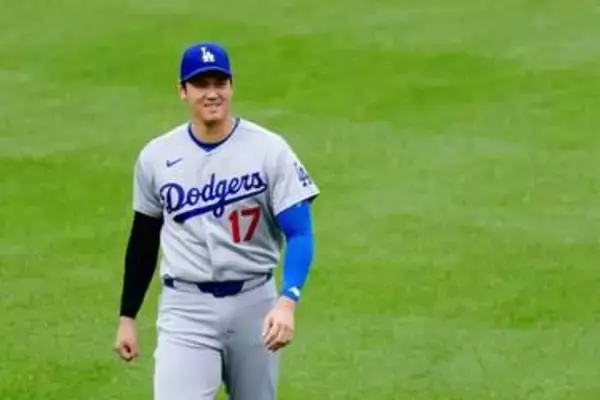 「大谷翔平が“悪ガキ”発動「どついてるw」　由伸に不意打ち…お茶目なイタズラが「楽しそう」」の画像