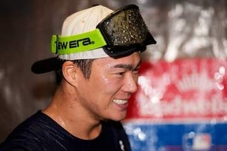 由伸が笑顔で迎えた3人の“大物”　仲良し左腕だけじゃない…祝勝会で生まれたレアな光景