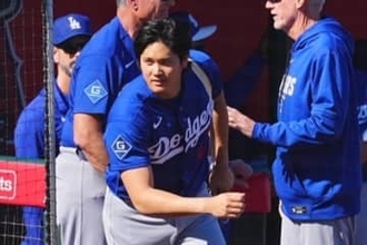 大谷翔平がガッチリハグしたかつての“相棒”　現役引退→古巣へ電撃復帰、念願の再会