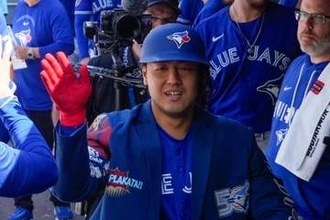 岡本和真の決定的1枚「投げろ。額に入れて飾れ」　劇的33号の直後…本拠地熱狂の瞬間