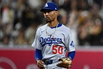 試合開始20分…ベッツの“緊急事態”に「まじか」　日本早朝5時過ぎに「何が」