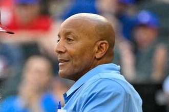 “誤審連発”の63歳審判に悪夢　161キロが顔面直撃…米同情と失笑「野球の神様が休めと」