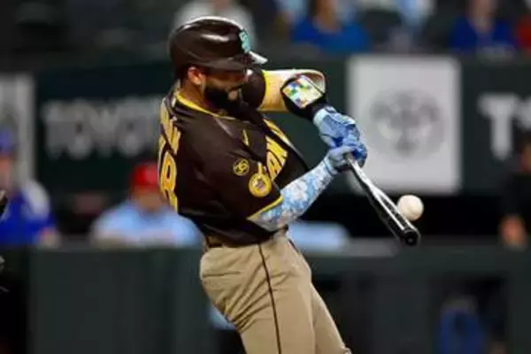 パドレス“お手上げ”　11点差の9回に野手が登板→1回1失点も敵地熱狂、山本は6回2失点